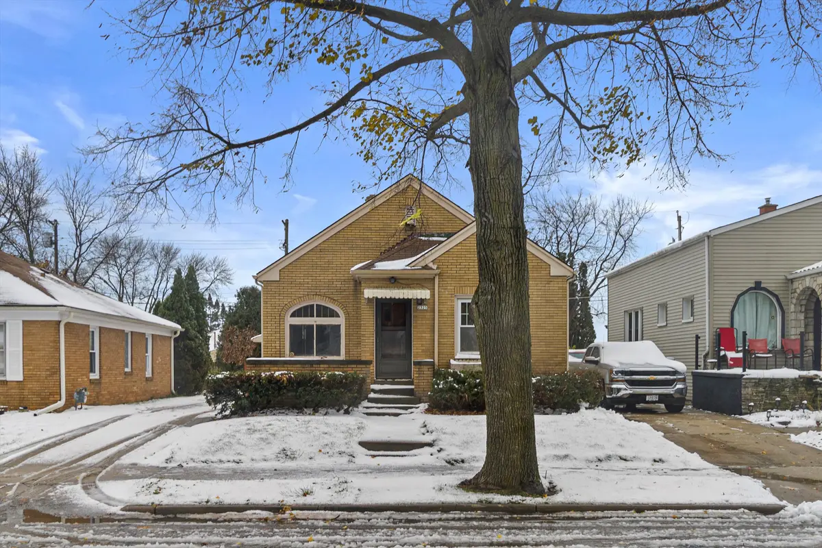2325 Olive St, Racine, WI 53403-3017