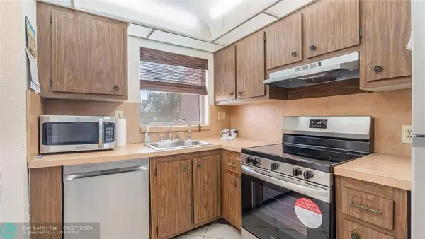 9750 Sunrise Lakes Blvd  #302, Sunrise, FL 33322