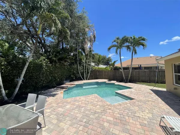 9770 SW 15th Dr, Plantation, FL 33324