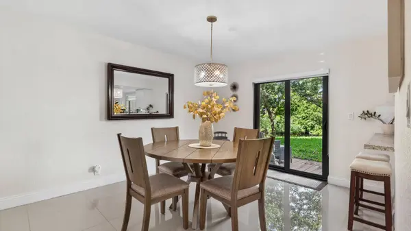 219 Wimbledon Lakes DR, Plantation, FL 33324