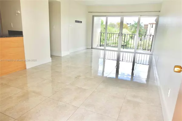 8897 Fontainebleau Blvd #307, Miami, FL 33172