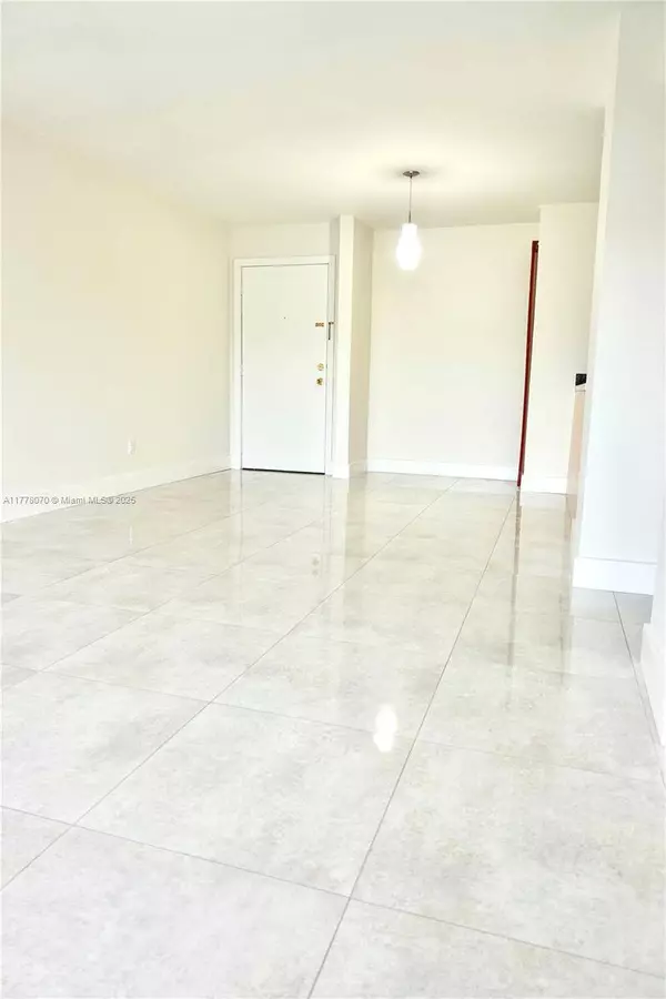 8897 Fontainebleau Blvd #307, Miami, FL 33172