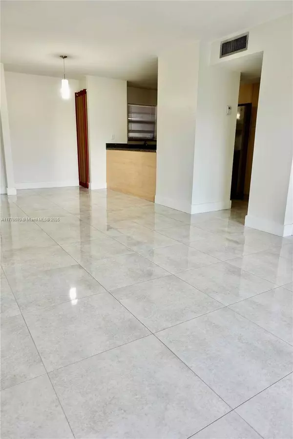 8897 Fontainebleau Blvd #307, Miami, FL 33172