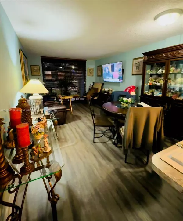 9460 E Fontainebleau Blvd #122, Miami, FL 33172