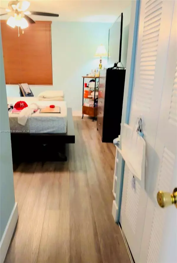 9460 E Fontainebleau Blvd #122, Miami, FL 33172