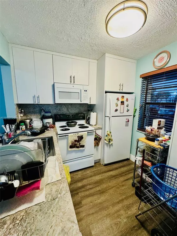 9460 E Fontainebleau Blvd #122, Miami, FL 33172