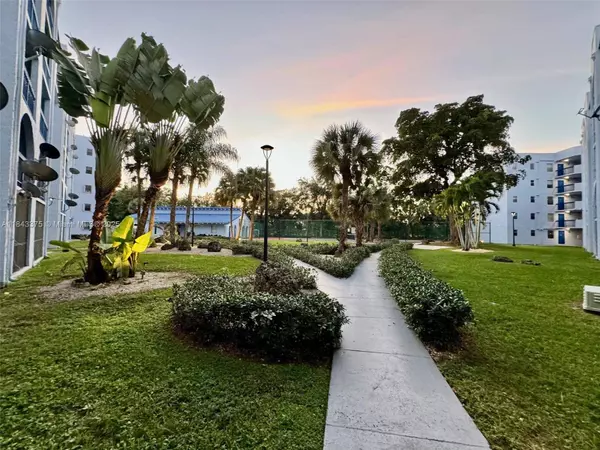 9460 E Fontainebleau Blvd #122, Miami, FL 33172