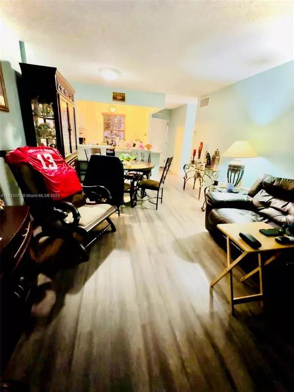 9460 E Fontainebleau Blvd #122, Miami, FL 33172