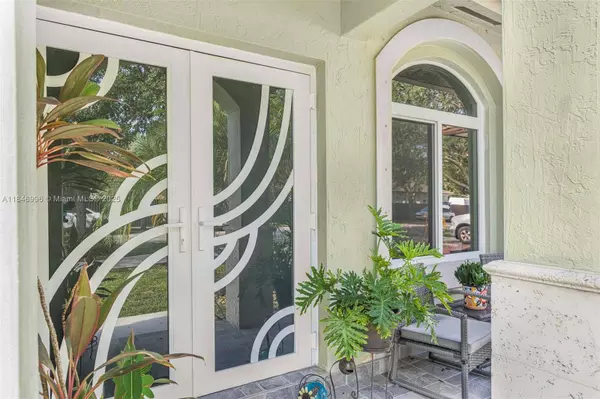 8041 NW 200th Ter, Hialeah, FL 33015