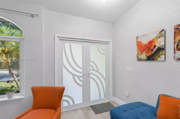 8041 NW 200th Ter, Hialeah, FL 33015