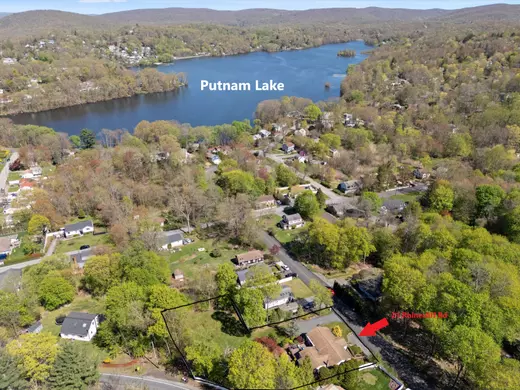 Move-in Ready Putnam Lake Home