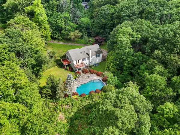 986 Cliff Ave, Yorktown Heights, NY 10598-6030