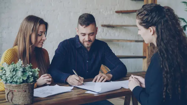 What’s the Difference Between a Realtor and a Real Estate Agent?