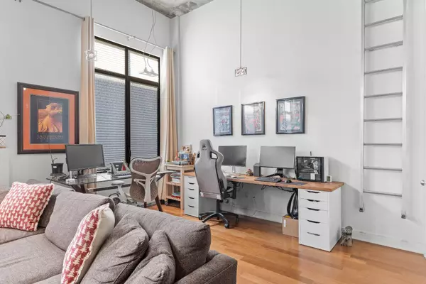 765 Rue Bourget #401, Montréal (le Sud-ouest), QC H4C0A5