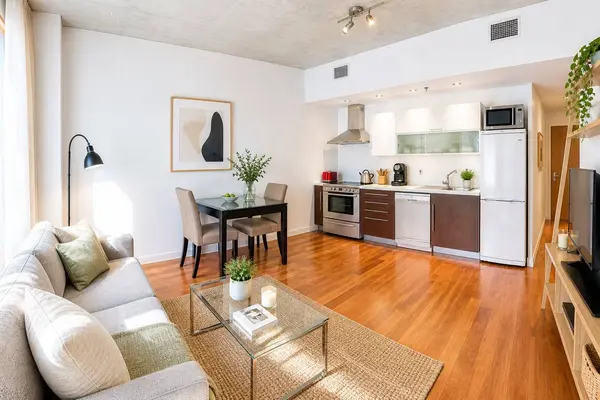 81 Rue De Brésoles #310, Montréal (ville-marie), QC H2Y0A1
