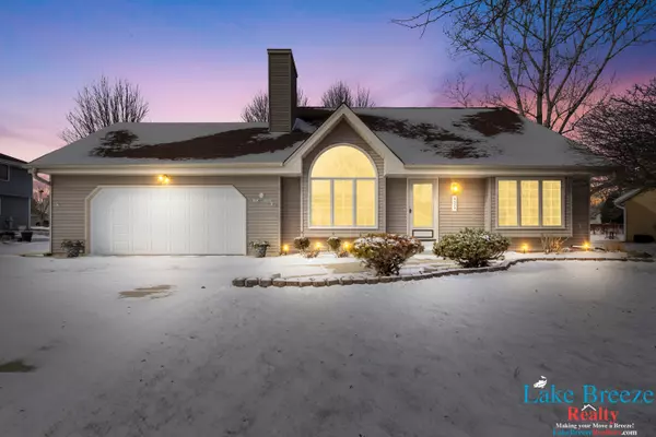 8529 S Golden Lake Way, Franklin, WI 53132-8555