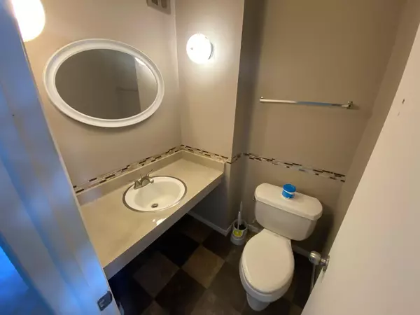 8877 N Swan Rd #J, Milwaukee, WI 53224