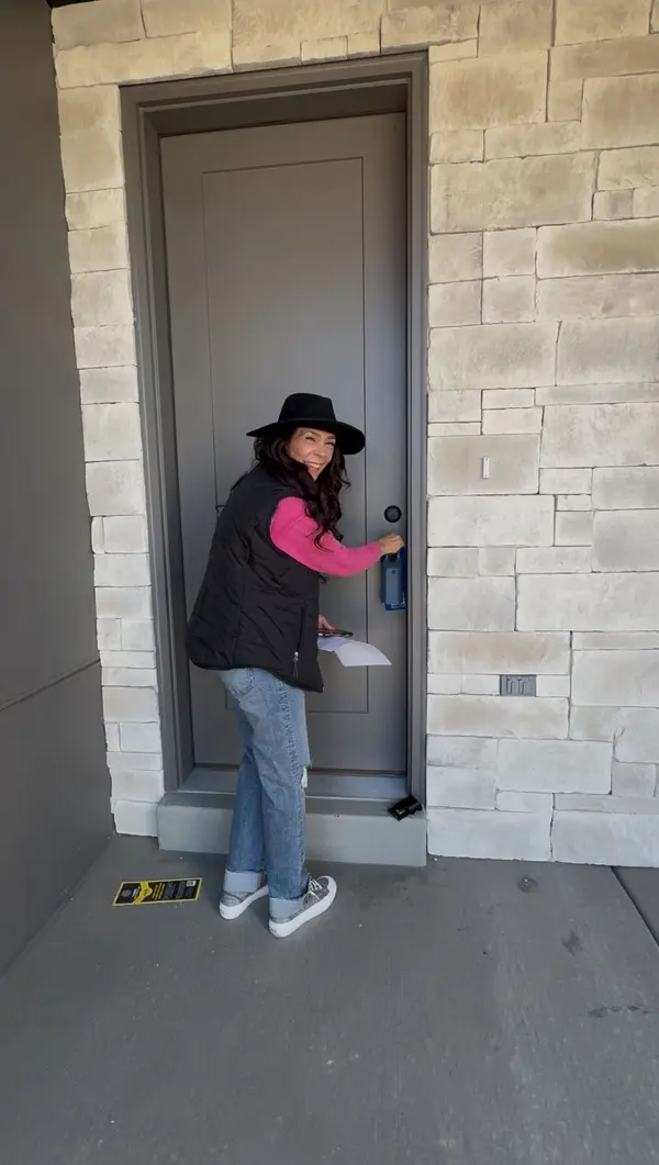 What’s Actually Happening in My Head During a Home Showing