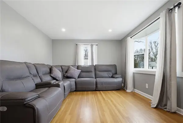 5 Shady LN, East Providence, RI 02915