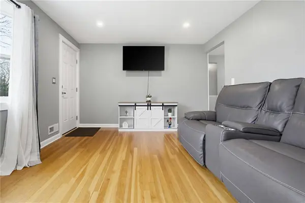 5 Shady LN, East Providence, RI 02915