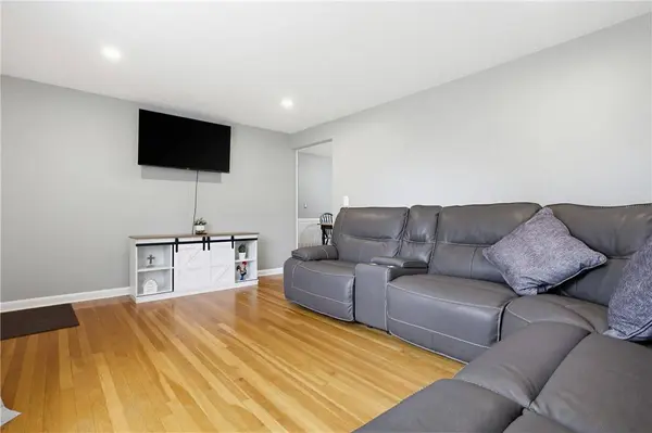 5 Shady LN, East Providence, RI 02915