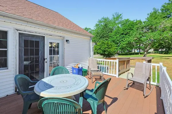 16 Lakeview St, Blackstone, MA 01504