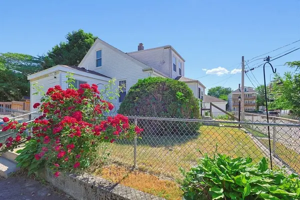16 Lakeview St, Blackstone, MA 01504
