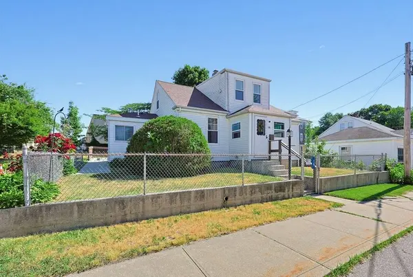 16 Lakeview St, Blackstone, MA 01504