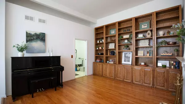 2060 Norwich CT, Glenview, IL 60026