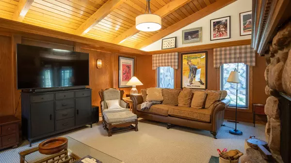 1336 Christina LN, Northbrook, IL 60062