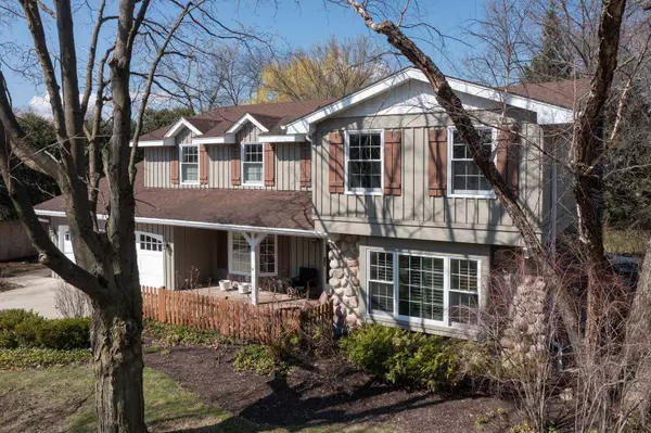 1336 Christina LN, Northbrook, IL 60062