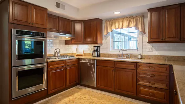 1336 Christina LN, Northbrook, IL 60062