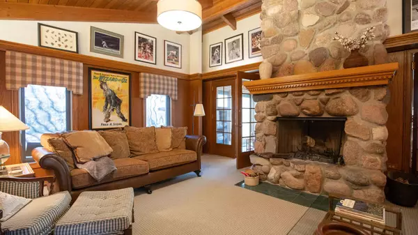 1336 Christina LN, Northbrook, IL 60062