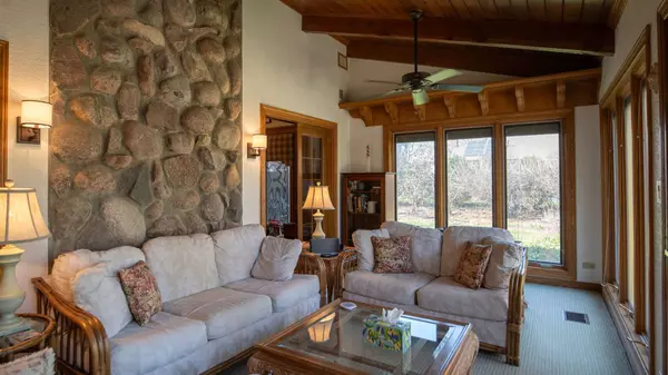 1336 Christina LN, Northbrook, IL 60062