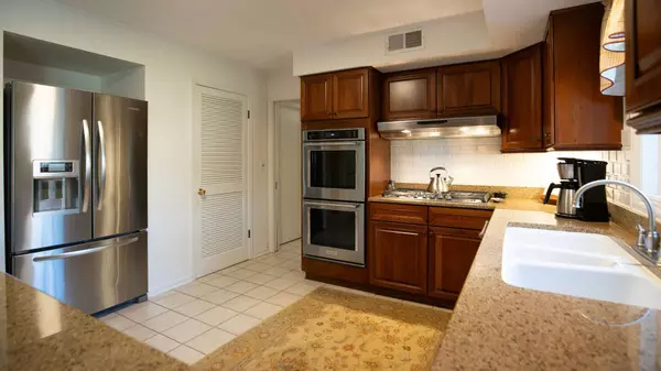 1336 Christina LN, Northbrook, IL 60062