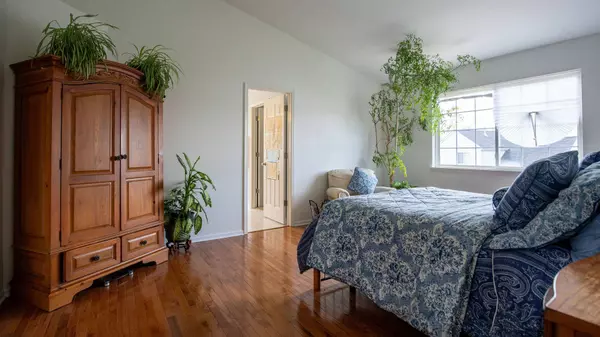 107 W Hampton CT, Round Lake, IL 60073