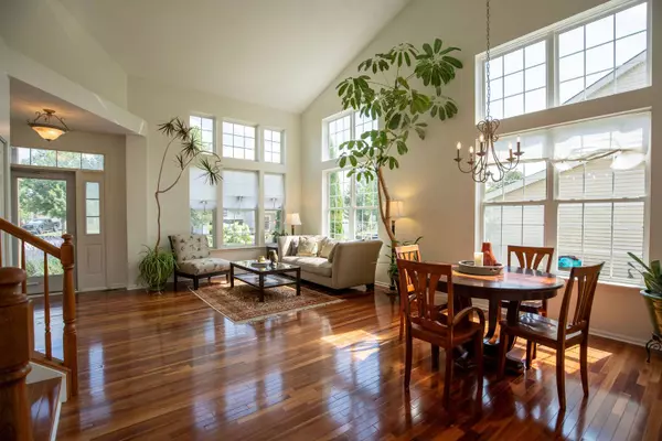 107 W Hampton CT, Round Lake, IL 60073