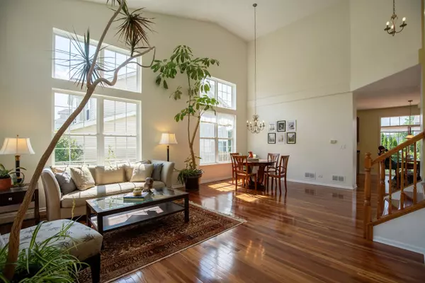 107 W Hampton CT, Round Lake, IL 60073