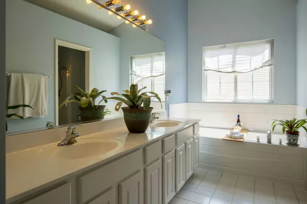 107 W Hampton CT, Round Lake, IL 60073