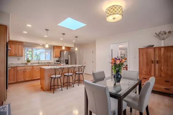 1331 ADIRONDACK DR, Northbrook, IL 60062