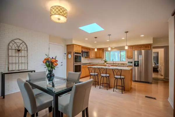 1331 ADIRONDACK DR, Northbrook, IL 60062