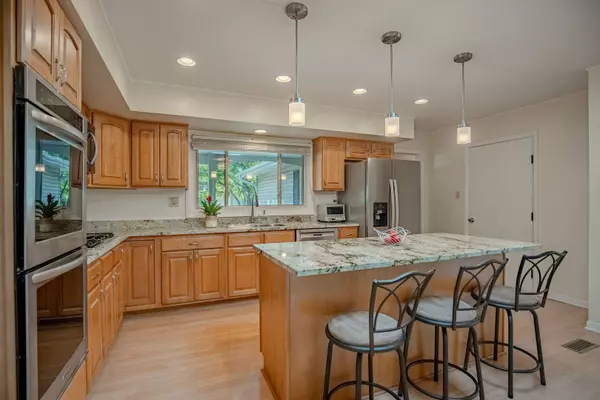 1331 ADIRONDACK DR, Northbrook, IL 60062