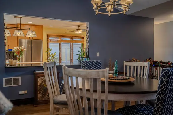 917 Tamer LN, Glenview, IL 60025