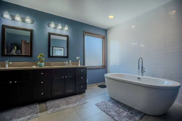 917 Tamer LN, Glenview, IL 60025