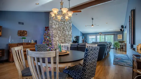 917 Tamer LN, Glenview, IL 60025