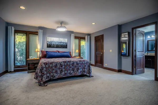 917 Tamer LN, Glenview, IL 60025