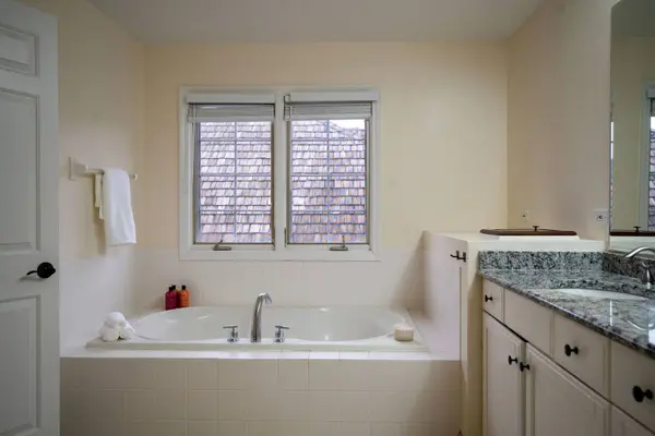 1827 WATERBURY CIR, Glenview, IL 60025