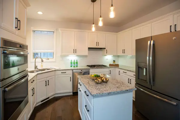 1827 WATERBURY CIR, Glenview, IL 60025