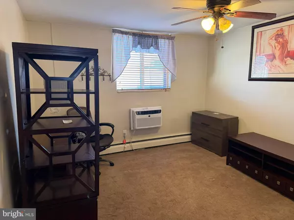 100 E GLENOLDEN AVE #R-12, Glenolden, PA 19036