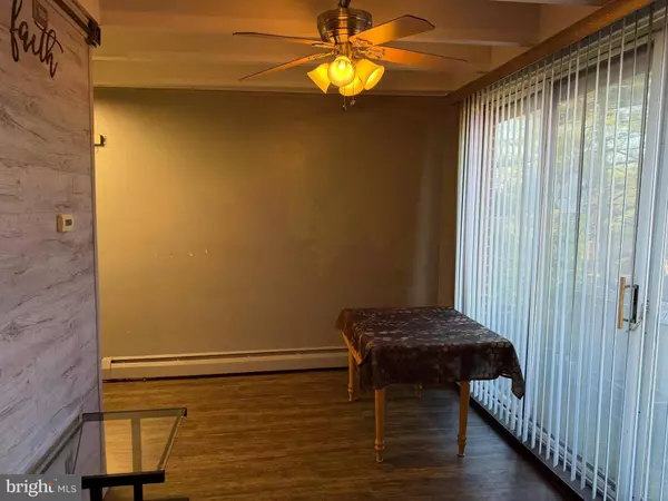 100 E GLENOLDEN AVE #R-12, Glenolden, PA 19036